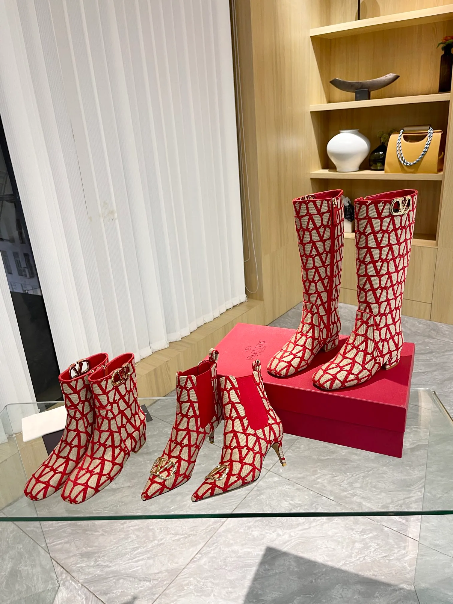 👟👟Ex-factory price 560👟👟 Genuine leather sole +40 [Valentino] Valentino ~ Unique [V logo fabric print pattern] with light gold metal [V buckle] fashion women's boots: Made with original craftsmanship, comfortable and versatile, showing long legs! Absolutely classy! Fabric: High-grade fabric printed cloth➕Imported sheepskin lining⚡Boot shaft. [Light Gold V Buckle] Decorative accessory! Outsole: 2 types: non-slip and wear-resistant rubber outsole and Italian leather outsole Size: 35−41 (customized for sizes 34-42)